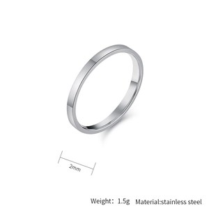 Detail van de 2mm breedte en 1,5g gewicht van deze minimalistische stalen ring