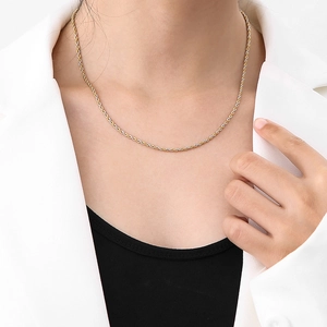 Lot de 3 colliers chaîne torsadée en acier inoxydable bicolore portés par un mannequin