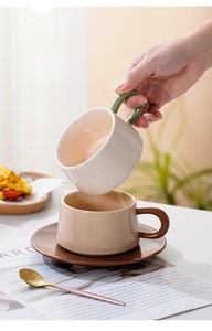 Nahaufnahme der nordischen Keramik-Kaffeetasse mit ergonomischem Griff und Hitzeschutz