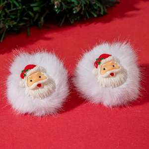 Weihnachts-Ohrringe mit weißen Pelzkugeln und Weihnachtsmann auf festlichem rotem Grund