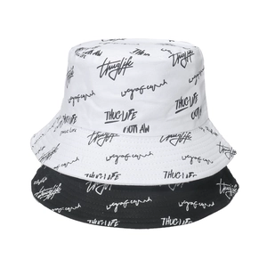 Bobs réversibles noir et blanc avec motif imprimé de lettres THUG LIFE sur toute la surface