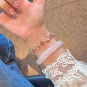 Bracelet trèfle à quatre feuilles en cristal et jonc en jade rose au poignet