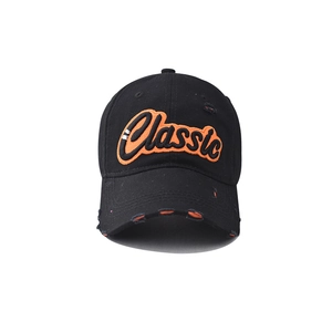 Detalle de bordado 3D Classic naranja en gorra de algodón negro con efecto desgastado
