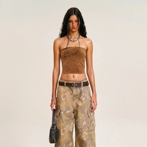 Haut bustier vintage marron avec pantalon cargo camouflage et bijoux en métal