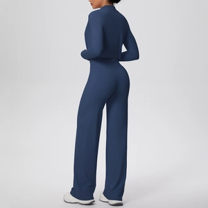 Détail du pantalon de yoga taille haute bleu marine et du haut de sport court