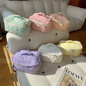 Borse per trucco trapuntate a cuore in sei colori pastello con cerniera e manici