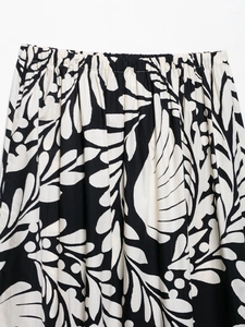 Détail d'une jupe midi à imprimé feuillage noir et blanc avec taille élastique