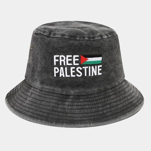 Dettaglio ravvicinato del ricamo Free Palestine sul cappello alla pescatora in denim