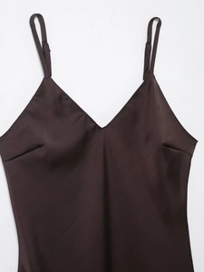 Detail eines dunkelbraunen Satin-Unterhemds mit V-Ausschnitt und feinen Nähten