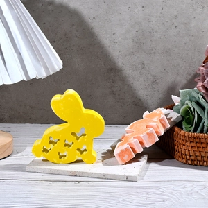 Détail de moules en silicone de lapin de Pâques et carotte sur support marbre