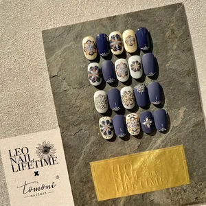 Boho-Mandala-Nagelaufkleber in Dunkelblau und Cremeweiß mit matten und glänzenden Effekten