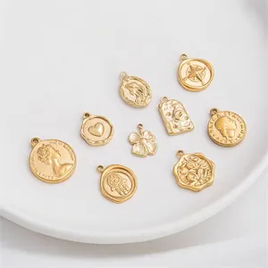 Lot de 9 pendentifs en acier titane plaqué or 14K avec reliefs vintage et motifs pièces