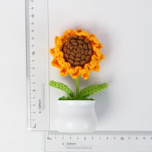 Detailansicht der Größe: 14,5 cm hohe handgehäkelte Sonnenblume im weißen Keramiktopf