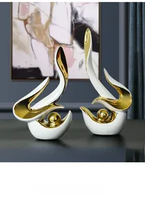 Détail d'un ornement en céramique abstrait avec glaçure blanche brillante et dorure électrique