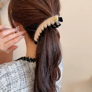 Pince à cheveux élégante en acrylique tricoté beige avec emblème en métal de luxe