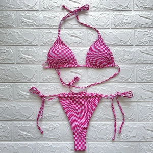 Detailansicht des pink-weißen Bikinis mit Neckholder-Trägern und seitlichen Bindebändern