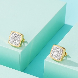 Détails de boucles d'oreilles carrées dorées serties de zircons étincelants