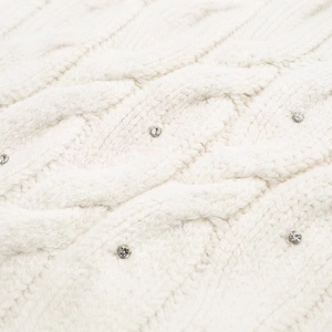 Weißer Zopfstrickpullover mit glitzernden Strasssteinen und grober Strickstruktur