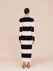Robe longue moulante à rayures noires et blanches avec manches longues, vue de dos