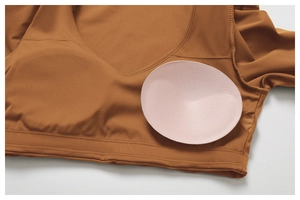 Détail du haut de yoga marron avec coussinets amovibles et texture côtelée