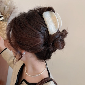 Eleganter großer Acryl-Haarclip in Perlweiß getragen in einer Hochsteckfrisur am Modell