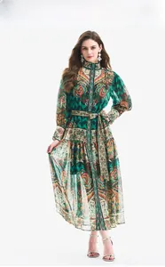 Detail des böhmischen Paisley-Prints in Smaragdgrün auf dem Maxikleid mit Laternenärmeln