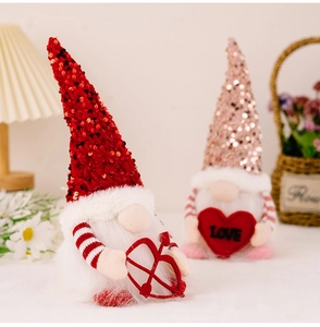 Detail von Valentinstag-Wichteln mit roten Paillettenhüten und LOVE-Herz-Dekoration