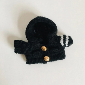 Miniatur-Strickpullover für Puppen in Schwarz mit Goldknöpfen und weißen Ärmelstreifen