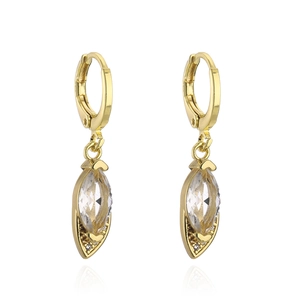 Orecchini in rame placcati oro 18K con cristalli a marquise su sfondo bianco
