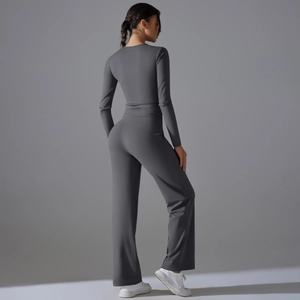Vue de dos de l'ensemble de yoga gris foncé à manches longues et pantalon large taille haute