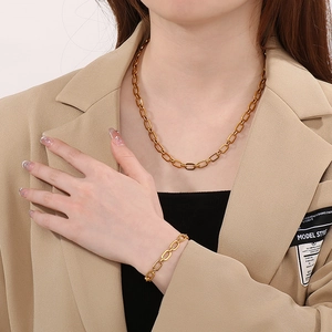 Goldenes Büroklammer-Halsketten- und Armband-Set aus Edelstahl getragen am Modell