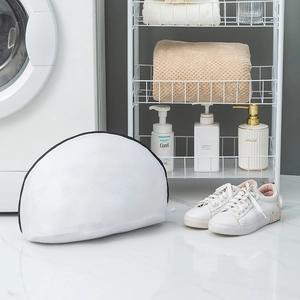 Sac à linge pour chaussures avec design semi-circulaire et bords noirs renforcés