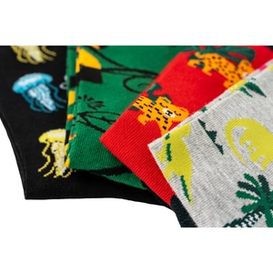 Vue macro de chaussettes en coton colorées aux motifs animaux et texture en maille élastique