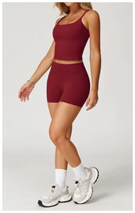 Détail de l'ensemble de yoga rouge foncé à taille haute avec tissu extensible et compressif