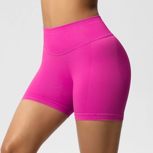 Gros plan du short de sport sans couture rouge rose avec taille haute côtelée