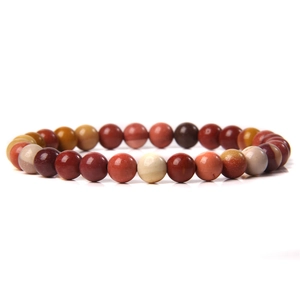 Gedetailleerde macro-opname van 8mm natuurlijke rode jaspis en agaat kralen op armband
