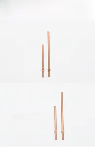 Gros plan d'aiguilles de montre minimalistes en or rose avec texture en métal brossé