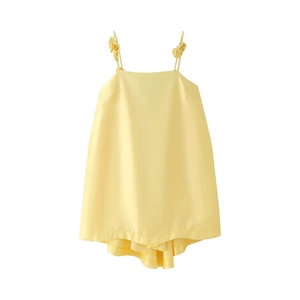 Haut à bretelles en satin jaune doux avec fleurs aux épaules et ourlet à volants