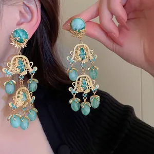 Boucles d'oreilles vintage dorées en résine avec pierres marbrées vertes et strass bleus