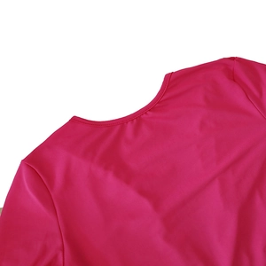 Detailansicht des hinteren Ausschnitts eines rosa Abendkleids mit ordentlichen Nähten