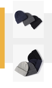 Détail de bonnets en maille à texture mouchetée en quatre couleurs d'hiver classiques