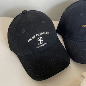 Détail de la broderie lettre B et du texte blanc sur une casquette en coton noir