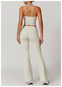 Détail du dos croisé sur le débardeur de yoga licou crème et le pantalon évasé
