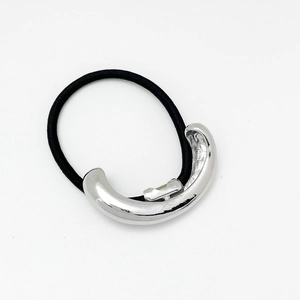 Detail eines hochelastischen schwarzen Haargummis mit poliertem silbernem C-Metallclip
