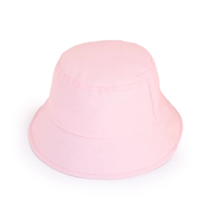 Détail d'un chapeau de soleil en coton rose avec coutures renforcées sur le bord