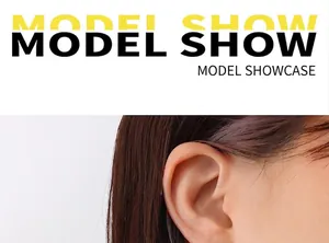 Gros plan des boucles d'oreilles cerises carrées géométriques portées pour un style épuré