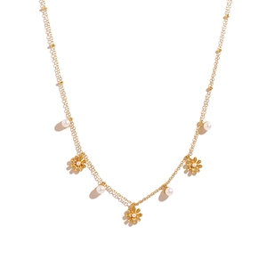 Collier doré élégant orné de perles blanches et de trois petits pendentifs fleurs de marguerite