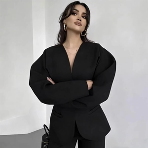 Tailleur pantalon noir pour femme avec col en V, manches bouffantes et coupe ajustée