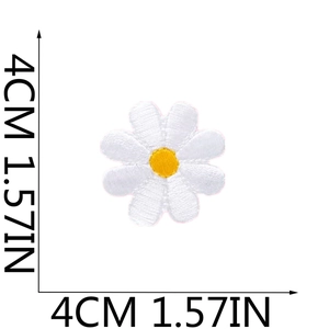 Detail shot of a 4cm white daisy embroidery patch with size measurement markings