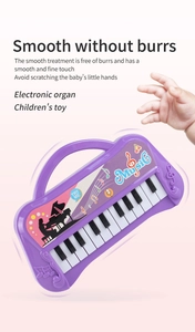 Detalle de bordes lisos sin rebabas y asa de transporte de este piano electrónico para niños